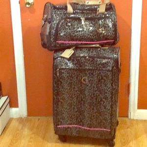2 piece Guess luggage set suitcase and carryon.